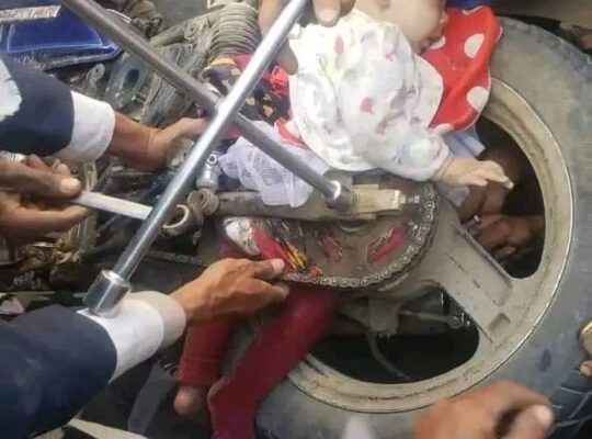حادث دراجة نارية كاد أن يقتل إبنة مالك الدراجة