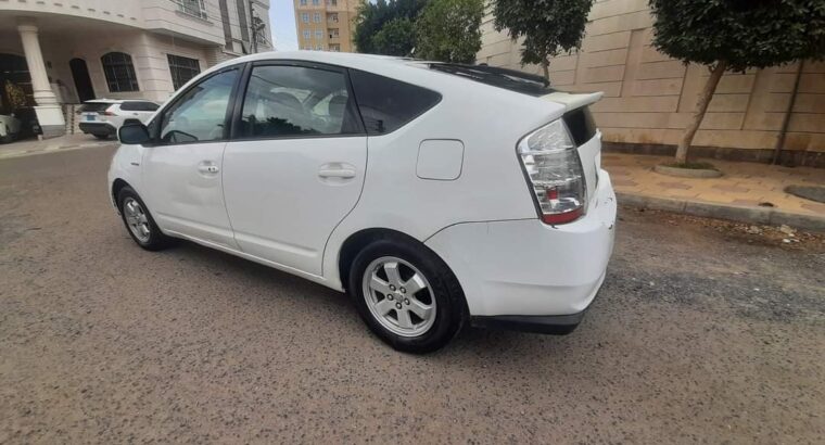 سياره للبيع بريوس هايبرد